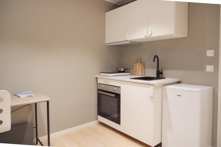 Det er godt med skapplass for en person på kjøkkenet.